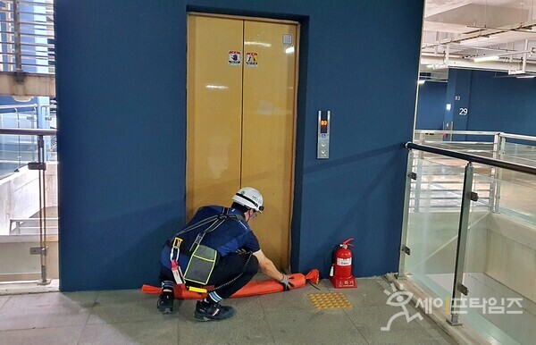 ▲ 현대엘리베이터 유지·관리 서비스 기사가 부산에 위치한 한 건물의 엘리베이터를 점검하는 모습. ⓒ 현대엘리베이터