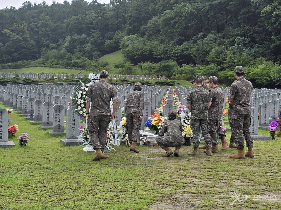 ▲ 19일 군 장병들이 국립대전현충원 채수근 상병의 묘소에 헌화를 놓고 있다. ⓒ 강용복 기자