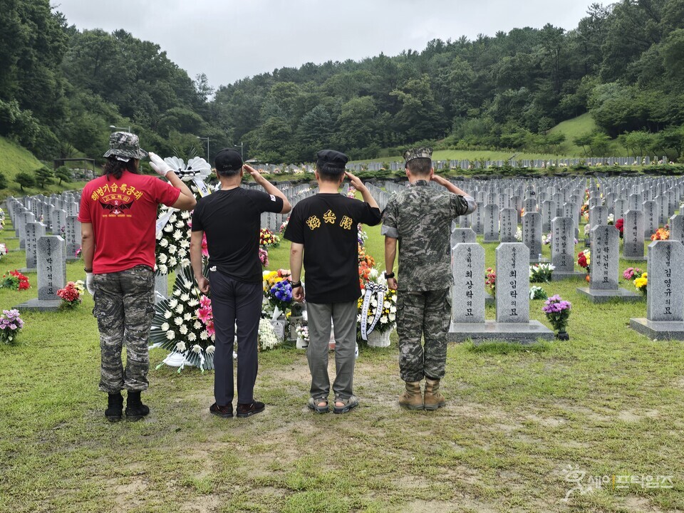 ▲ 19일 군 관계자들이 국립대전현충원 채수근 상병의 묘소를 찾아 묵념하고 있다. ⓒ 강용복 기자