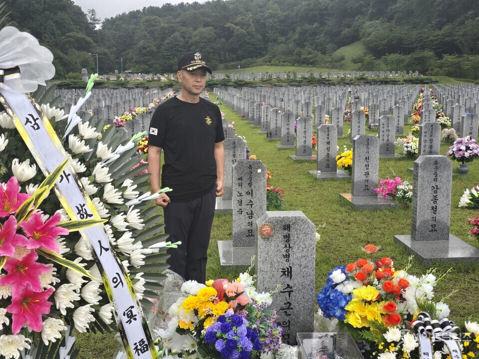 ▲ 19일 정의자유 해병연대 관계자가 국립대전현충원 채수근 상병의 묘소를 찾았다. ⓒ 강용복 기자