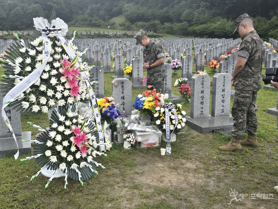 ▲ 19일 군 장병들이 국립대전현충원 채수근 상병의 묘소에 헌화를 놓고 있다. ⓒ 강용복 기자