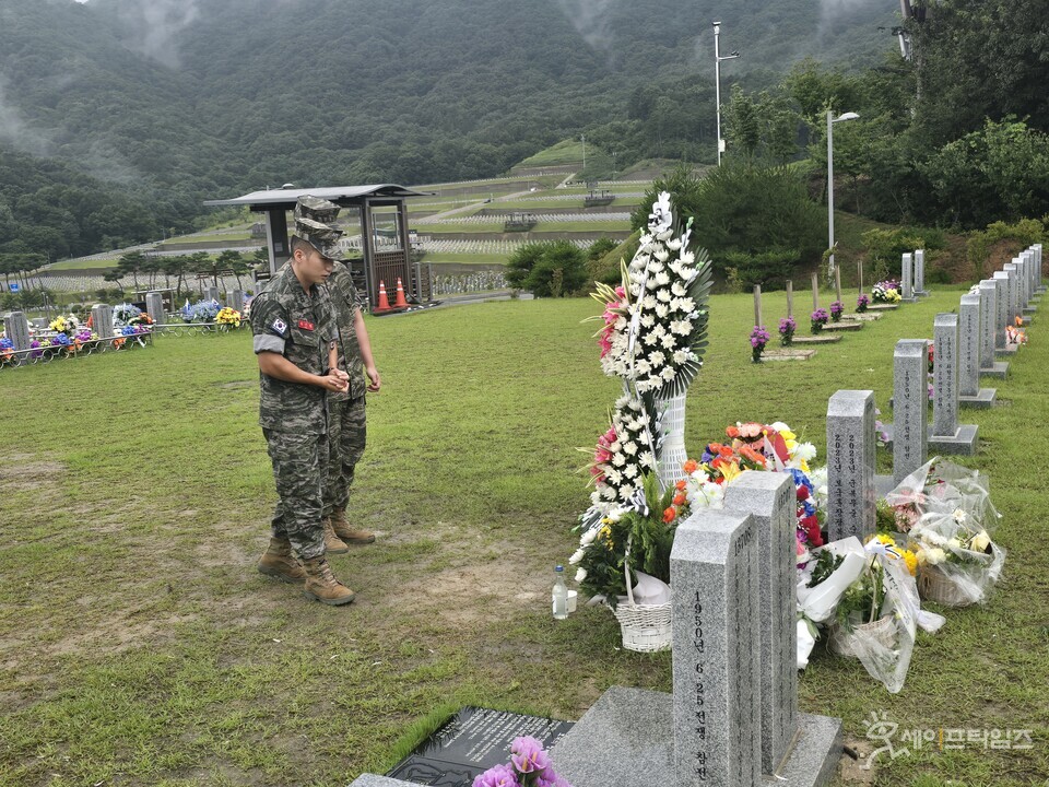 ▲ 19일 군 장병들이 국립대전현충원 채수근 상병의 묘소를 찾아 묵념하고 있다. ⓒ 강용복 기자