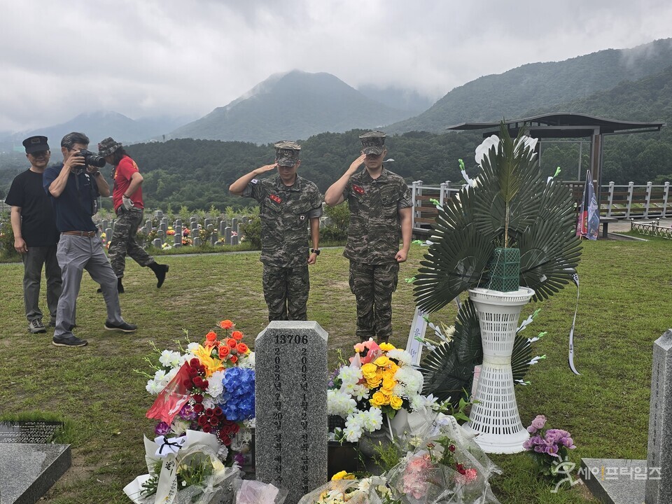 ▲ 19일 군 장병들이 국립대전현충원 채수근 상병의 묘소를 찾아 묵념하고 있다. ⓒ 강용복 기자