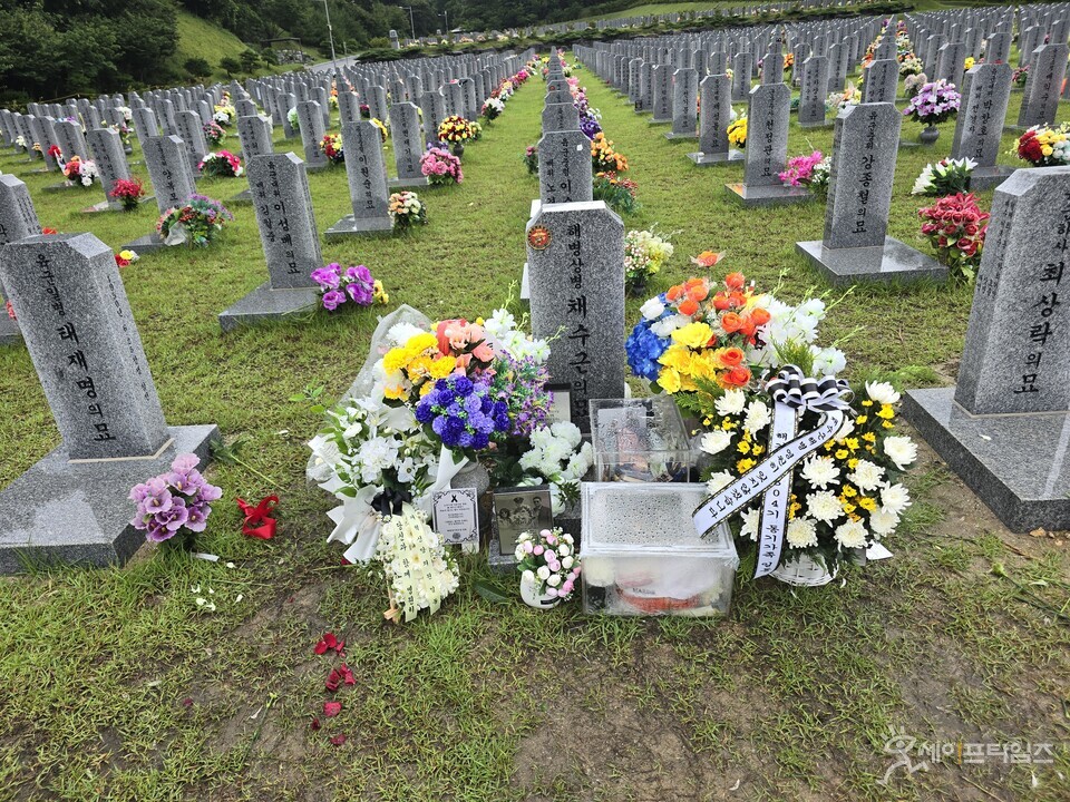 ▲ 19일 국립대전현충원 채수근 상병의 묘소에 많은 헌화가 놓여져 있다. ⓒ 강용복 기자