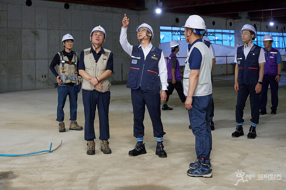 ▲ 경윤호 캠코 상임감사가 영종국제도시 공공복합청사 건설 현장을 살피고 있다. ⓒ 캠코