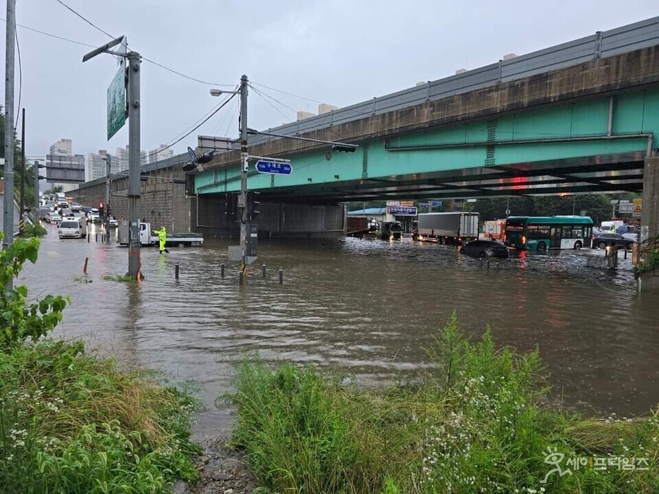▲ 남양주 화도읍 창현사거리가 장맛비로 침수됐다. ⓒ 이동희 기자