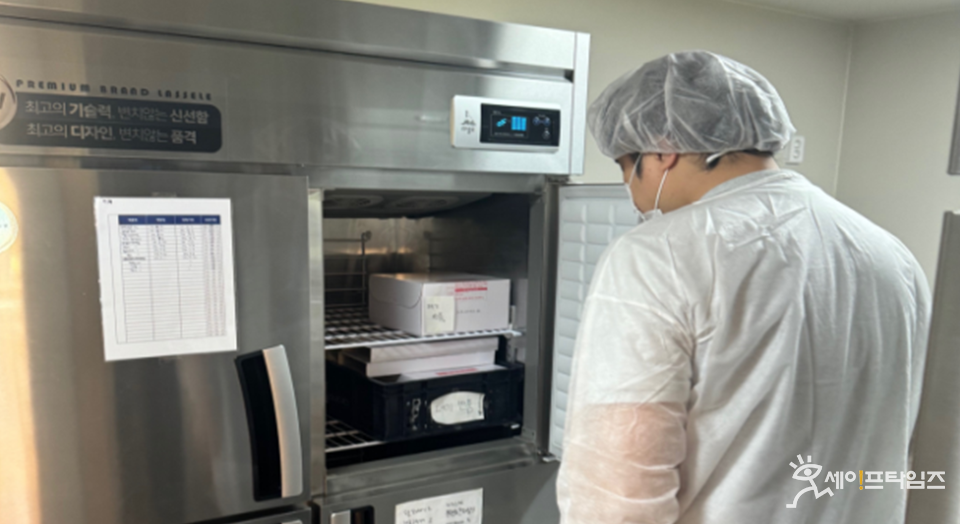 ▲ 한국식품안전관리인증원 대전지원 심사원이 충남 논산훈련소 내 식품접객업소를 대상으로 음식점 위생등급제 지정평가를 하고 있다. ⓒ 해썹인증원