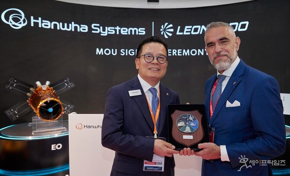 ▲ 어성철 한화시스템 대표(왼쪽)와 루카 피콜로 레오나르도 항공사업부문 부사장이 공랭식 AESA 레이더 공동개발을 위한 업무협약을 하고 있다. ⓒ 한화시스템