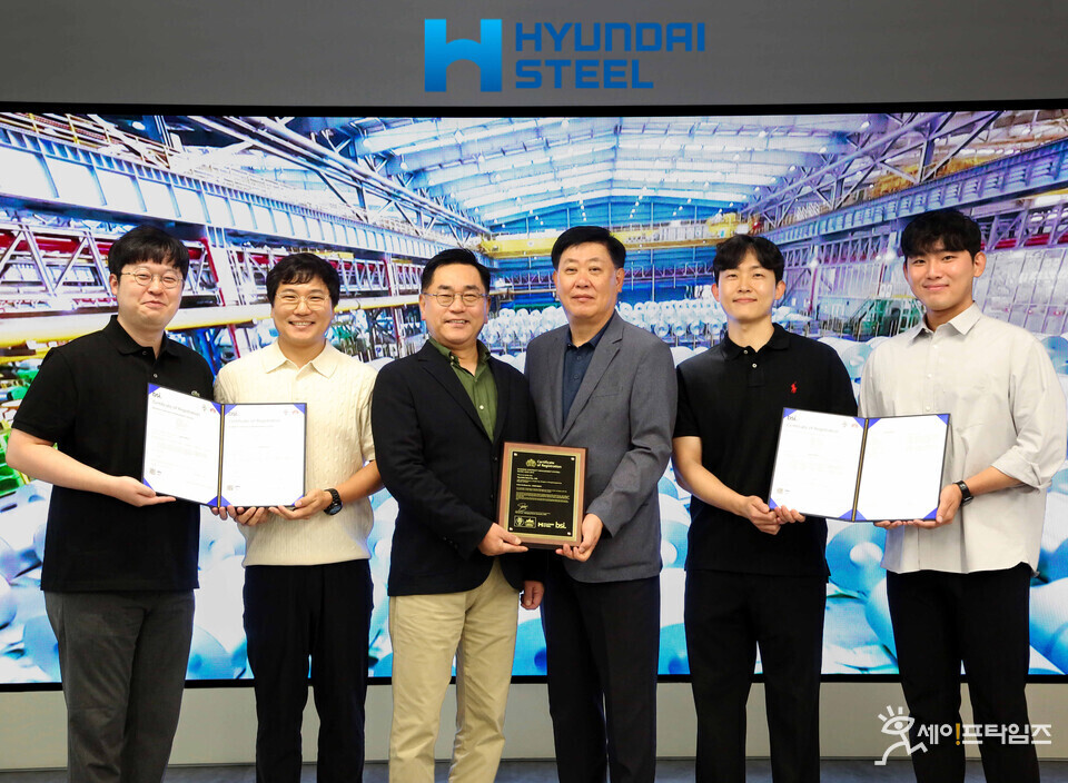 ▲ 서상원 현대제철 경영지원본부장(왼쪽 세 번째), 김원배 판재사업본부장(왼쪽 네 번째)을 비롯한 임직원들이 ISO 22301 인증서를 들고 사진 촬영을 하고 있다. ⓒ 현대제철