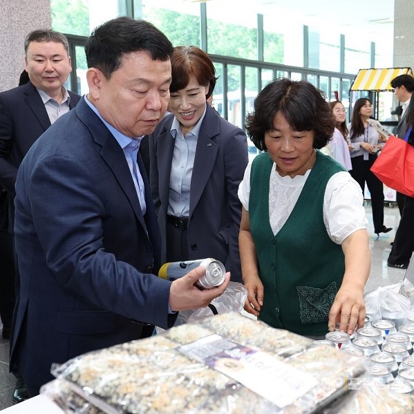 ▲ 한국수자원공사 윤석대 사장이 댐 주변지역 주민과 함께하는 이음장날에 방문했다. ⓒ 한국수자원공사