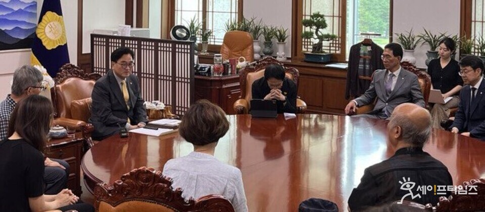 ▲ 쿠팡 노동자 과로사 사망 의혹 관련 택배노동자 과로사 대책위원회와 유족들이 우원식 국회의장과 만남의 시간을 가지고 있다. ⓒ 대책위