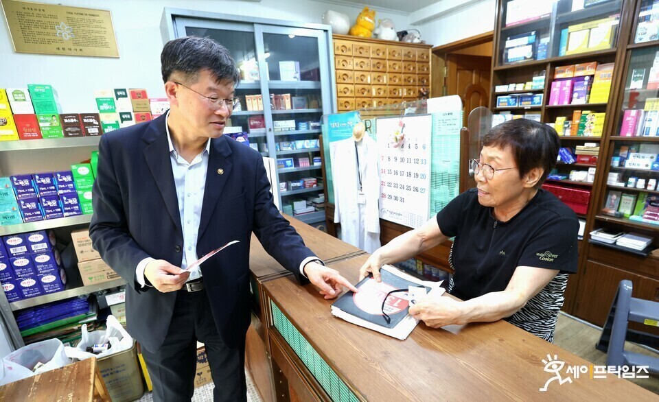 ▲ 이기일 보건복지부 제1차관(왼쪽)이 서울 돈의동쪽방상담소 인근 약국을 찾아 위기임산부 상담전화 1308을 알리며 홍보물 나눠주고 있다. ⓒ 복지부