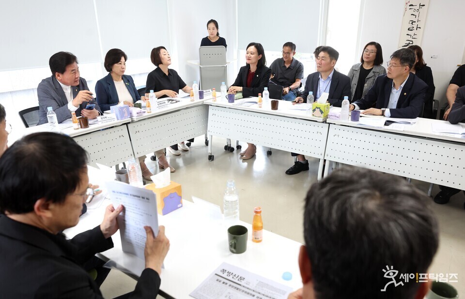 ▲ 이기일 보건복지부 제1차관과 국회 보건복지위원회 위원들이 서울 돈의동쪽방상담소를 방문해 여름철 쪽방주민 보호대책 현황을 점검하고 있다. ⓒ 복지부