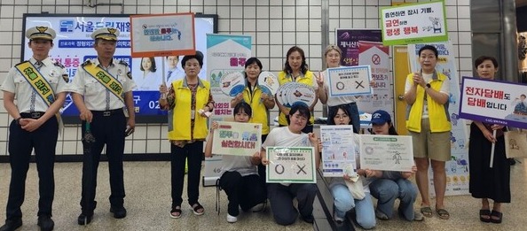 ▲ 서울 성북구가 지난 22일 6호선 월곡역 일대에서 금연 지도원·종암경찰서·성신여대 절주 서포터즈와 절주홍보 캠페인을 펼쳤다. ⓒ 성북구
