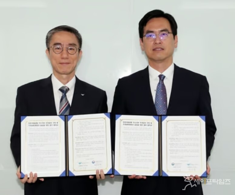 ▲ 김민재 행정안전부 차관보(오른쪽)와 유구종 인천국제공항공사 운영본부장이 인천국제공항 주소기반 주차정보 구축과 주차내비게이션 실증 업무 협약을 하고 있다. ⓒ 행정안전부