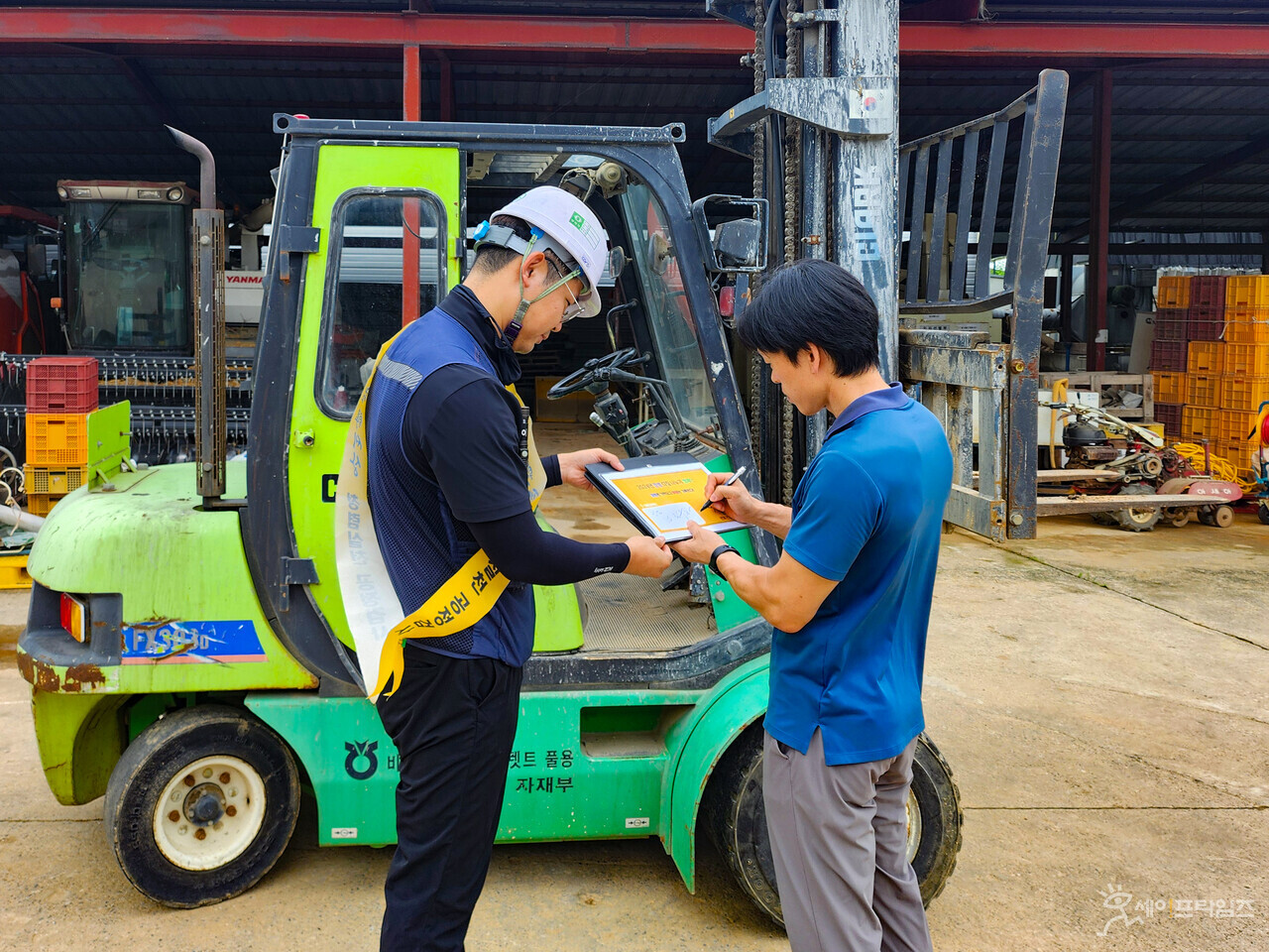 ▲ 대한건설기계안전관리원 전북검사소 검사원이 지게차 조종사에게 릴레이 청렴 메시지 작성을 요청하고 있다. ⓒ 대한건설기계안전관리원