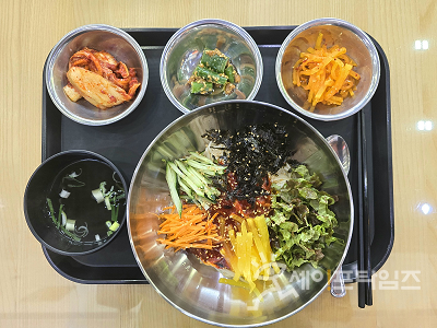 ▲ 휴게소에서 제공하는 지역 음식 비빔국수. ⓒ 한국도로공사