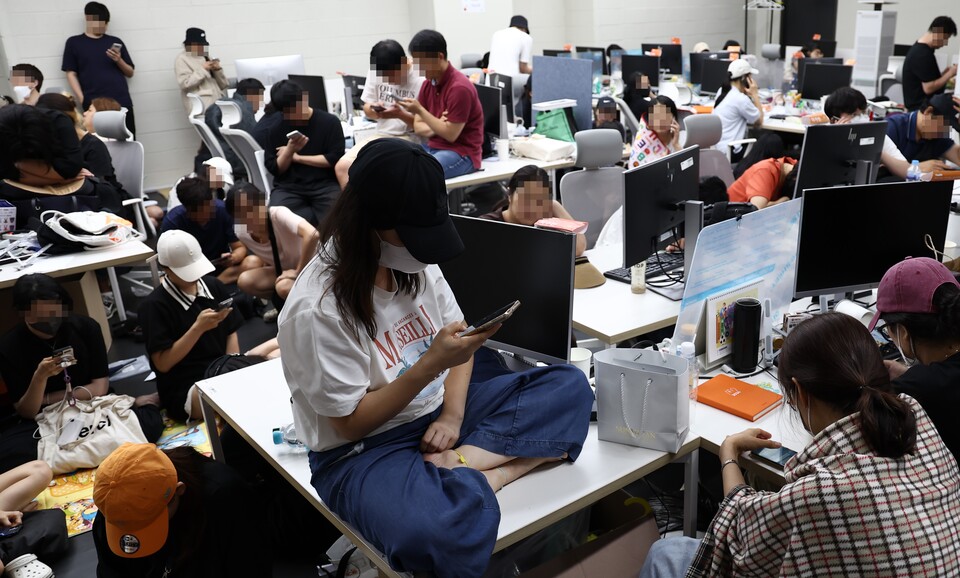 ▲ 티몬·위메프 판매대금 정산 지연 사태가 이어진 26일 피해자들이 서울 강남구 티몬 신사옥에서 환불을 받기 위해 대기하고 있다. ⓒ 연합뉴스