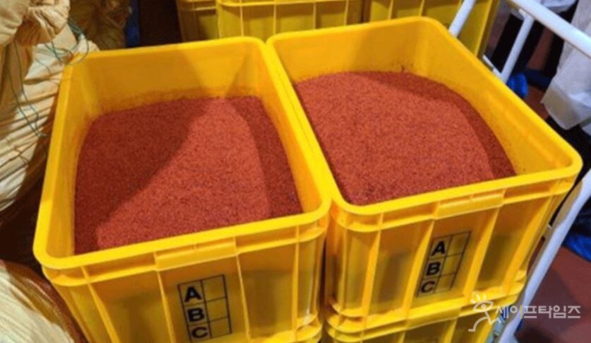 ▲ 중국산 다대기와 고추씨 분말을 혼합한 내용물. ⓒ 식품의약품안전처