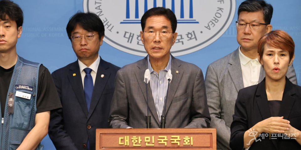 ▲ 29일 더불어민주당 노동존중실천 국회의원단과 쿠팡 물류·택배 노동자들이 쿠팡의 산재사고를 규탄하는 기자회견을 열었다. ⓒ 김주영 의원실