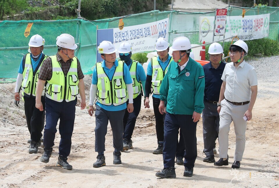 ▲ 이범석 청주시장이 폭염대비 안전사고 예방을 위해 점검을 하고 있다. ⓒ 청주시