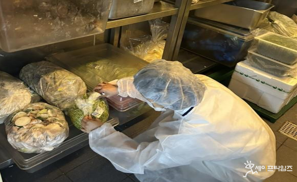 ▲ 한국식품안전관리인증원 관계자가 리조트 내 식품접객업을 대상으로 식재료 관리방법 등 기술지원을 하고 있다. ⓒ 해썹인증원