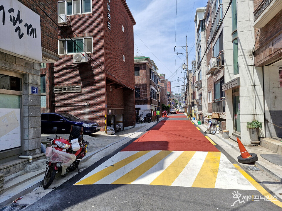 ▲ 서울 양천구가 미끄럼방지 포장을 한 신월1동 경사로. ⓒ 양천구