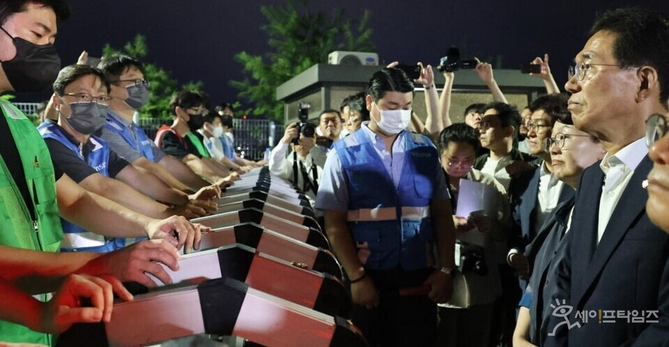 ▲ 30일 쿠팡 로켓배송 사망자 정슬기 씨가 근무했던 남양주2캠프 현장 점검을 위해 방문한 더불어민주당 노동존중실천국회의원단과 환경노동위원회 의원 9명이 진입을 거부당하고 있다. ⓒ 김주영 의원실