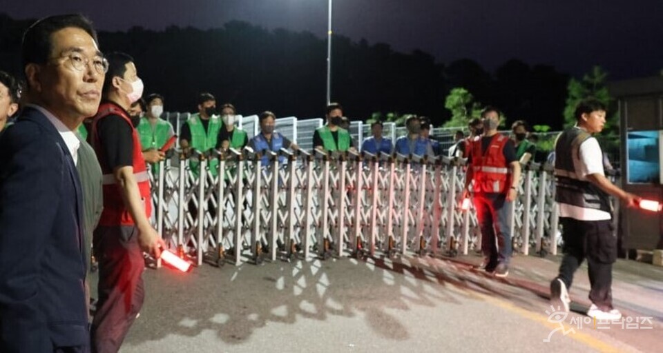 ▲ 30일 쿠팡 남양주2캠프 진입을 거부당한 김주영 의원이 현장을 돌아보고 있다. ⓒ 김주영 의원실