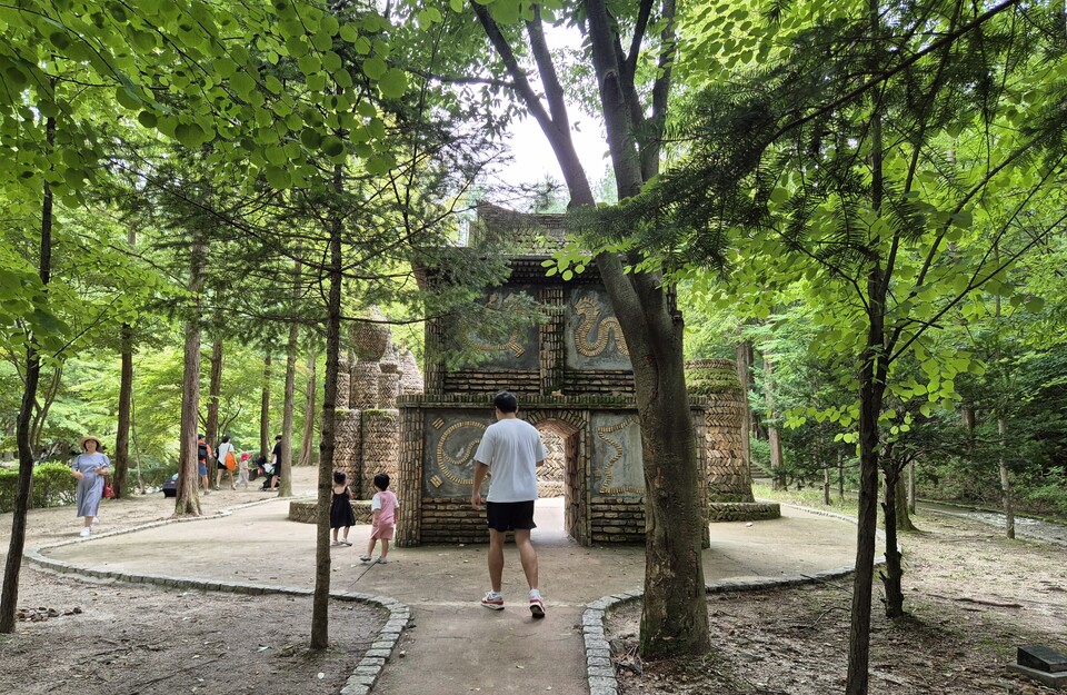 ▲ 대전동구 상소동 산림욕장에서 시민들이 더위를 피해 걷고 있다. ⓒ 오선이 기자