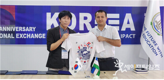 ▲ 장용선 VIDAK 회장과 우즈베키스탄 타슈켄트대학 부총장이 전시에 앞서 기념촬영을 하고 있다. ⓒ 비닥