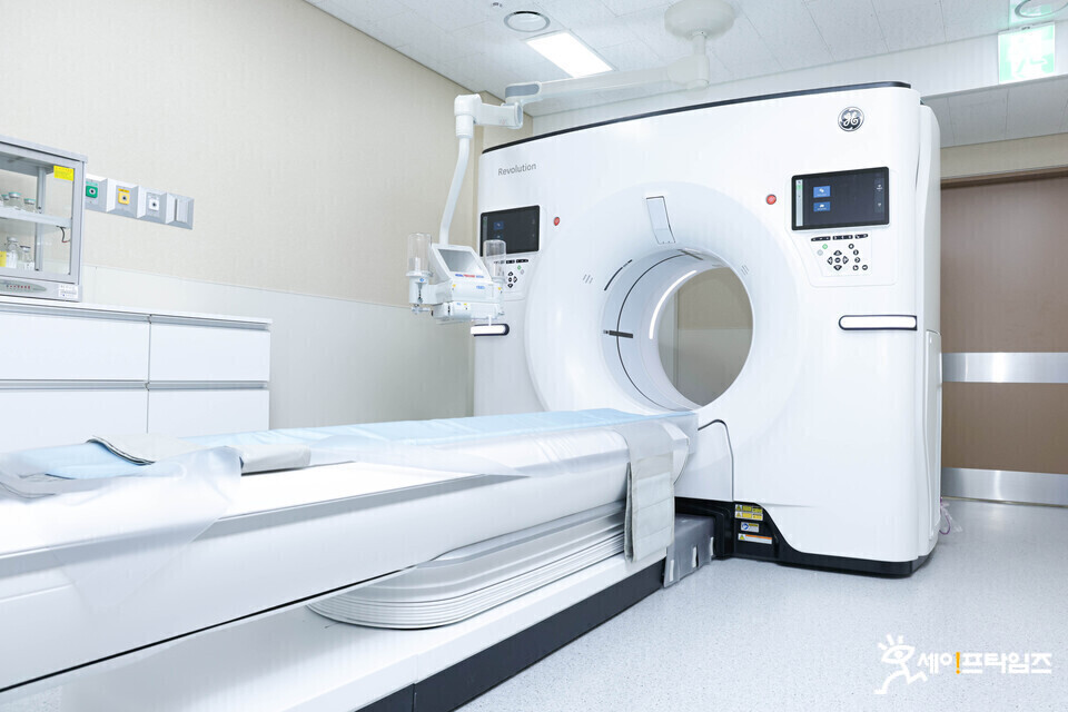 ▲ 경희대병원이 미국 식품의약국(FDA)이 승인한 최신 인공지능 소프트웨어가 탑재된 고성능 컴퓨터 단층 촬영검사(CT) 장비인 레볼루션 에이펙스(Revolution Apex)를 도입해 본격적인 운영에 나선다. ⓒ 경희대병원