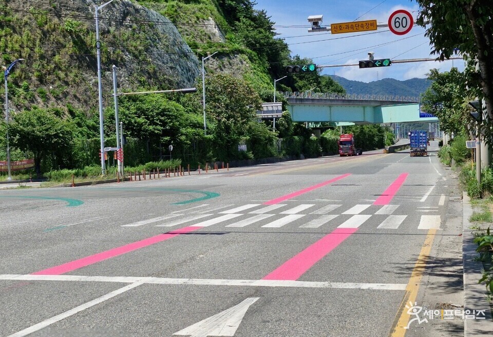 ▲ 부산항만공사가 사고예방을 위해 신항 삼거리 일대에 노면 개선 공사를 시행했다고 밝혔다. ⓒ 부산항만공사