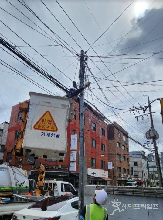 ▲ 서울시 강동구 관계자가 공중선을 점검하고 있다. ⓒ 강동구