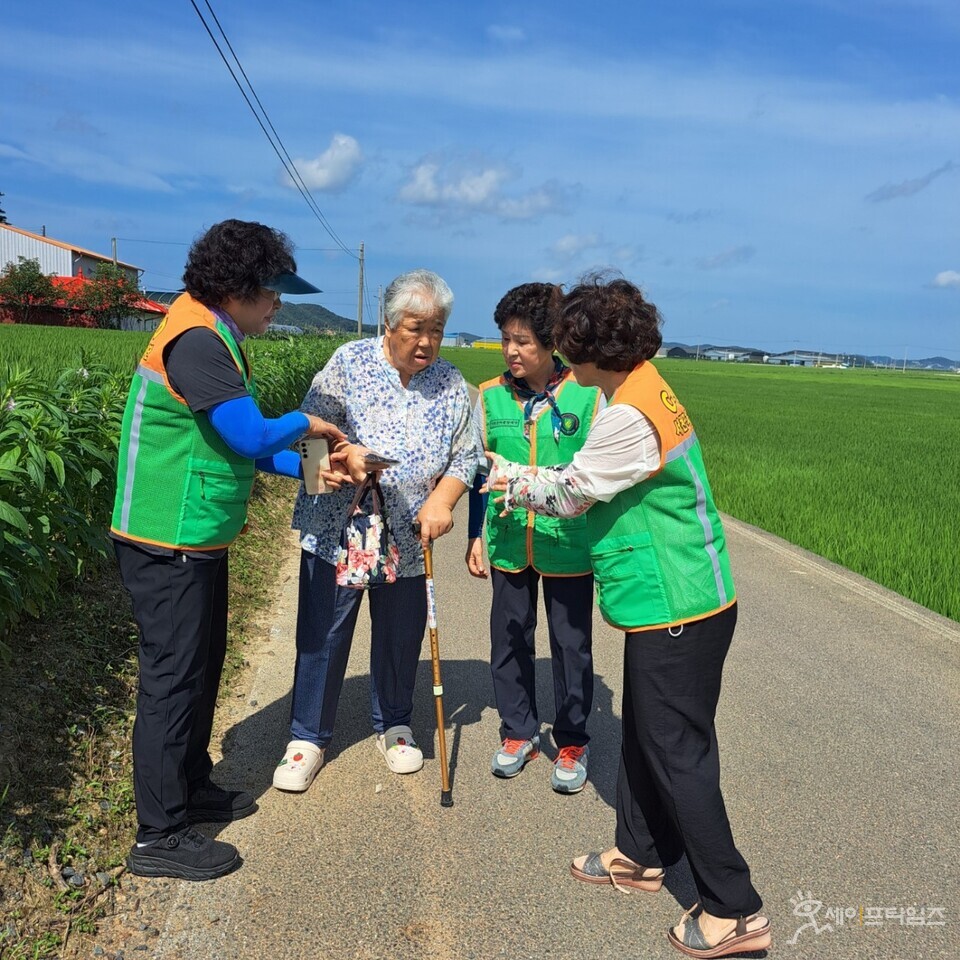 ▲ 충남도 안전 파트너가 고령층의 안부를 확인하는 폭염 돌봄 활동을 하고 있다. ⓒ 충남도