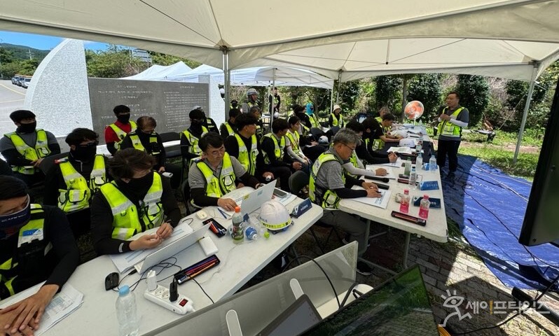 ▲ 국토안전관리원 관계자들이 31일 전남 여수시 돌산읍 화태대교에서 특수교량 재난대응 현장훈련을 강평하고 있다. ⓒ 국토안전관리원