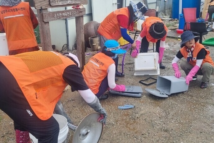 ▲ 경기 남양주 자원봉사센터 회원들이 수해복구 봉사활동을 벌였다. ⓒ 남양주시자원봉사센터 