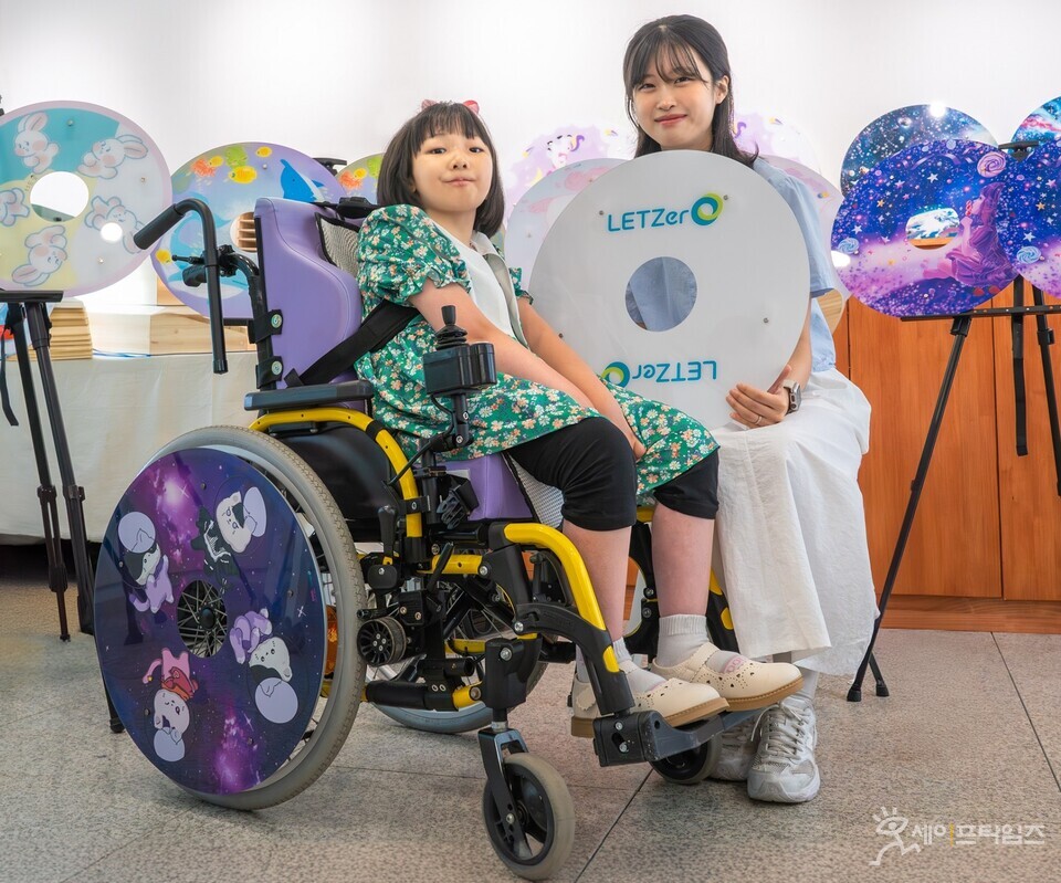 ▲ 디자이너와 어린이가 함께 꾸민 친환경 소재 스포크 가드를 선보이고 있다. ⓒ LG화학