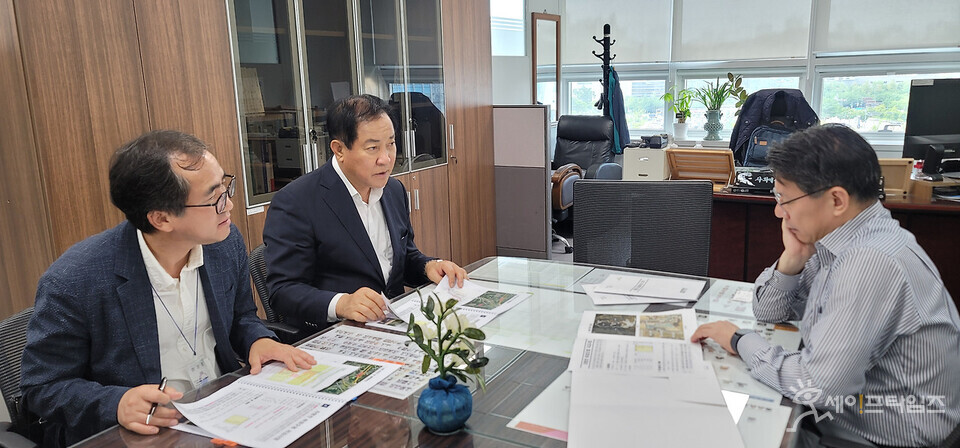 ▲ 심재국 평창군수(가운데)가 세종시 정부 청사를 방문해 국비 반영을 건의하고 있다. ⓒ 평창군