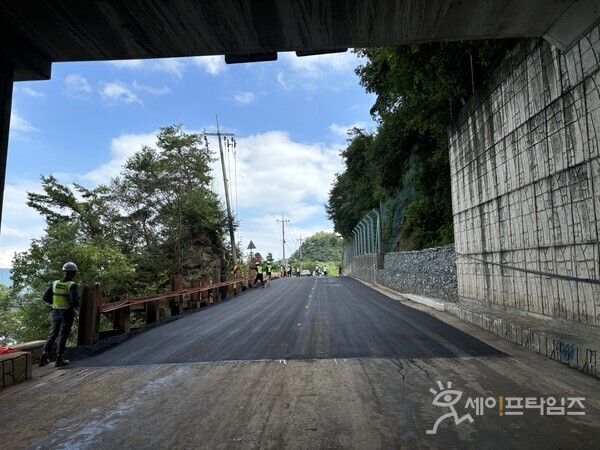 ▲ 원주지방국토관리청이 주말 작업을 통해 집중호우로 발생한 도로 피해를 복구하고 있다. ⓒ 강원도