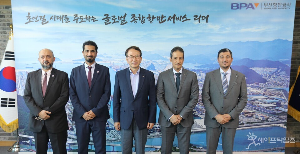 ▲ 부산항만공사에 방문한 카타르 교통부 차관보 일행이 강준석 사장(가운데)과 기념 사진을 찍고있다. ⓒ 부산항만공사