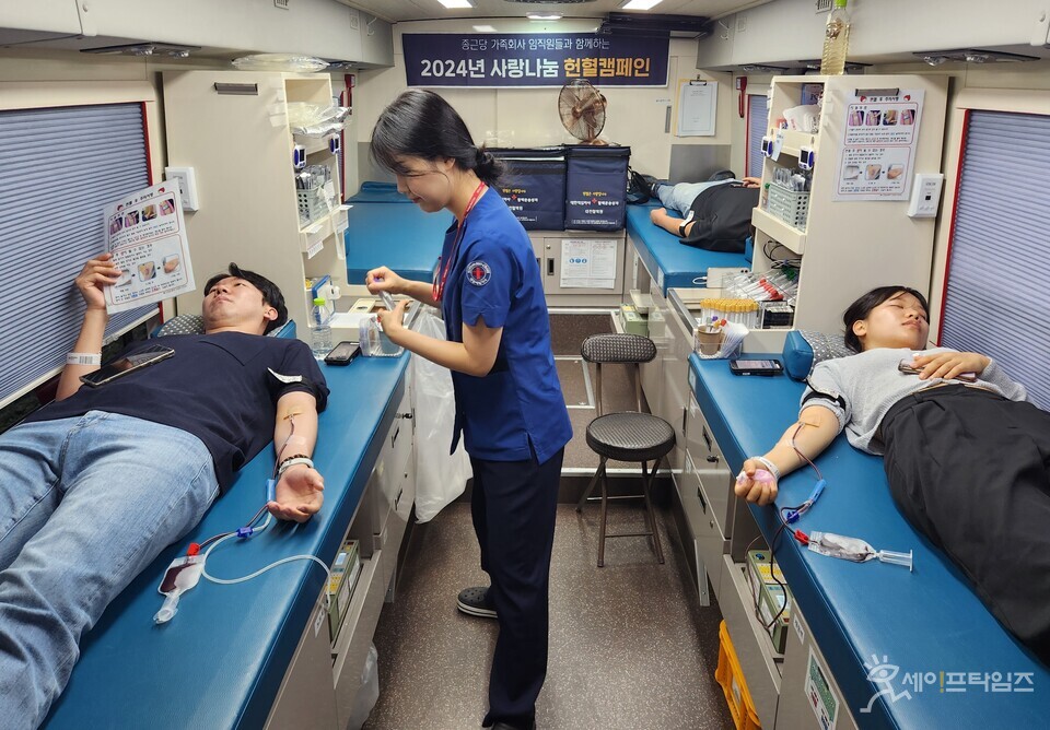 ▲ 종근당홀딩스 임직원이 하절기 사랑나눔 헌혈캠페인에 참여하고 있다. ⓒ 종근당홀딩스