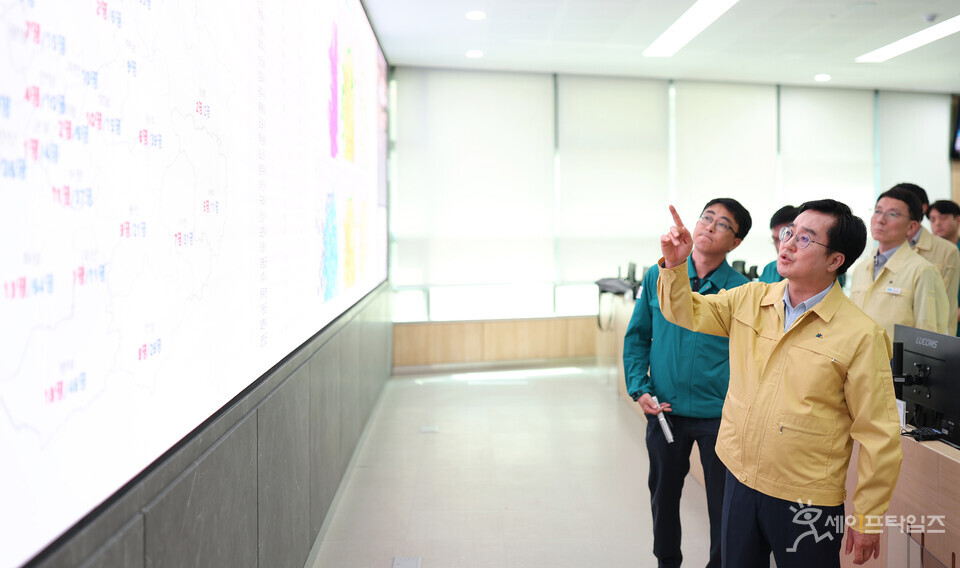 ▲ 김동연 경기지사가 도청 재난안전상황실에서 폭염 대책을 점검하고 있다. ⓒ 경기도