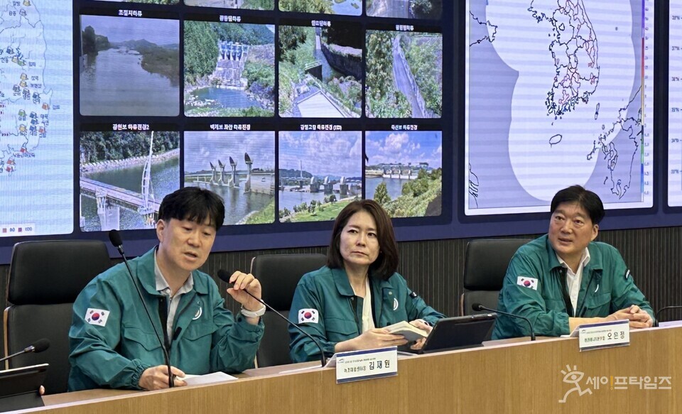 ▲ 오은정 본부장(가운데)과 녹조대응전담반이 녹조 확산 대응 긴급회의를 하고 있다. ⓒ 한국수자원공사
