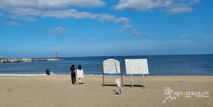 ▲ 제주 곽지해수욕장에 온 피서객들이 해변을 걷고 있다. ⓒ 손예림 기자