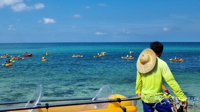 ▲ 제주의 한 해수욕장에서 피서객들이 보트를 타고 있다. ⓒ 손예림 기자