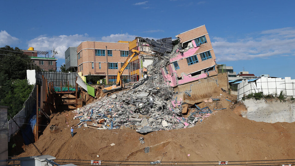 ▲ 2018년 서울 동작구 상도동 상도유치원이 부실시공으로 기울어져 철거되고 있다. ⓒ 연합뉴스