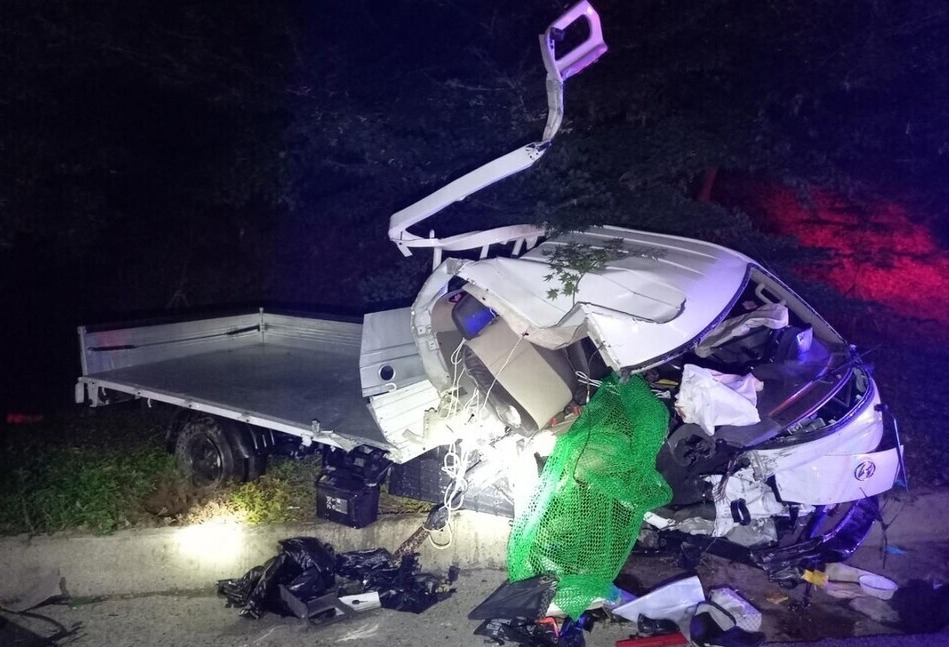 ▲ 전북 순창군에서 발생한 음주 후 가드레일을 박아 부서진 1톤 트럭의 모습이다. ⓒ연합뉴스