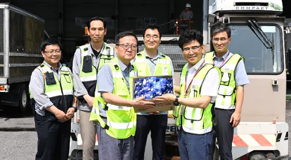 ▲ 이정기 한국공항공사 사장직무대행(오른쪽에서 두번째)이 계류장에서 현장 근무자에게 시원한 빙과를 전달하고 있다. ⓒ한국공항공사