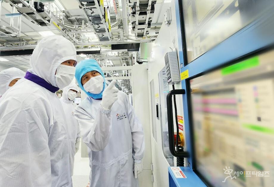 ▲ 최태원 SK그룹 회장(왼쪽)이 5일 SK하이닉스 주요 경영진과 함께 SK하이닉스 이천캠퍼스 HBM 생산현장을 점검하고 있다. ⓒ SK